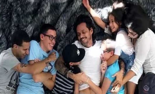 Ariana Anthony with her father Marc Anthony and siblings